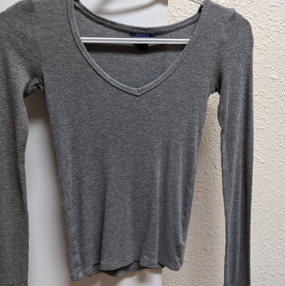 Long sleeve V neck, no rips or snags.